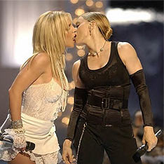 Стоянов и Олейников поцеловались в губы. Другие проявления нежности звезд