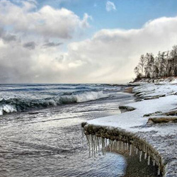 Байкал предлагает туристам экстремальный сплав на льдине