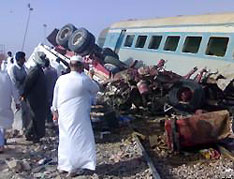 В Египте поезд врезался сразу в три автомобиля