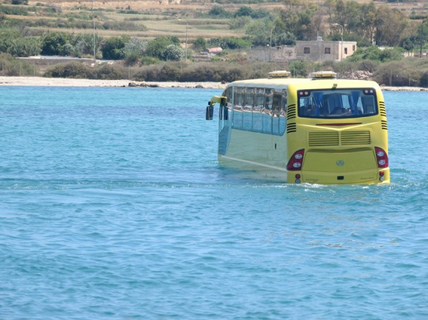 Автобус-амфибия Фото: 4wheelsnews.com 