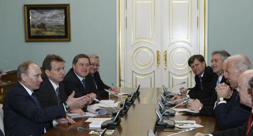 AP ©<br> Премьер-министр РФ Владимир Путин на встрече с вице-президентом США Джозефом Байденом
