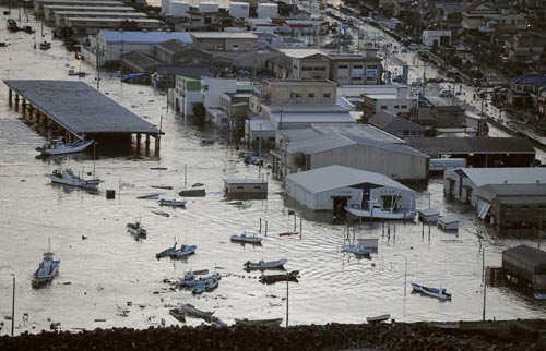 AP ©<br> Разрушительные последствия землетрясений и цунами в Японии.