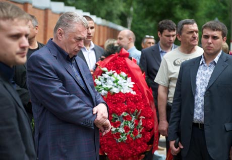 Результат пошуку зображень за запитом "ЖИРИНОВСКИЙ НА ПОХОРОНАХ"