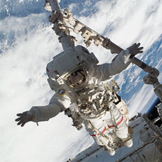 Человек в скафандре в открытом космосе | ФОТО: NASA