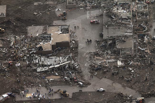 http://pics.utro.ru/utro_photos/2013/05/21/tornado/AP846633137615.jpg