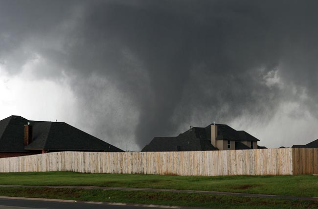 http://pics.utro.ru/utro_photos/2013/05/21/tornado/AP953177294567.jpg