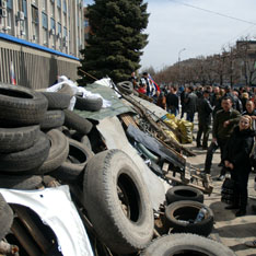 В Луганске захватили 60 заложников