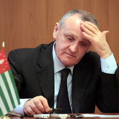 Президенту Абхазии посоветовали уйти в отставку