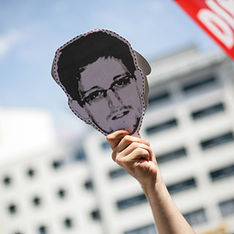Сноуден просит убежища в России