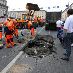 В центре Москвы образовалась яма
