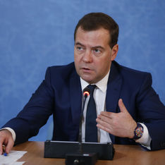 В обвале рубля Медведев обвинил спекулянтов