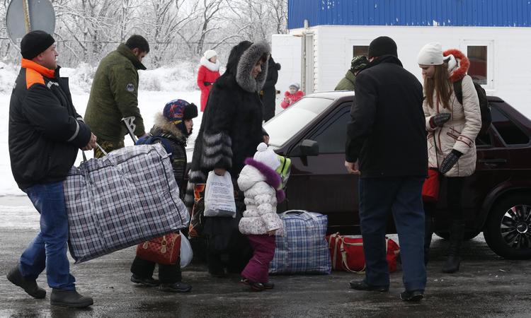 На фото: украинские беженцы на пропускном пункте "Успенка". Валерий Матыцин/ТАСС