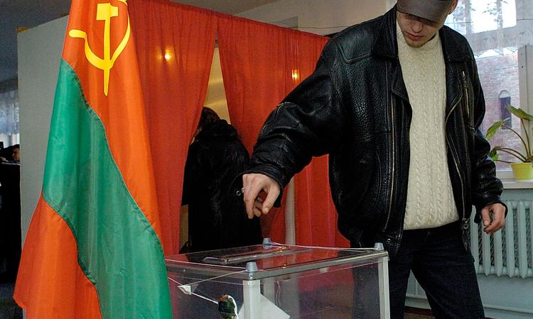 На одном из избирательных участков во время выборов депутатов Верховного совета Приднестровья. Фото: Вадим Денисов/ ТАСС