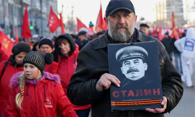Участники шествия в честь 98-й годовщины Октябрьской социалистической революции. Фото: Антон Новодережкин/ ТАСС 