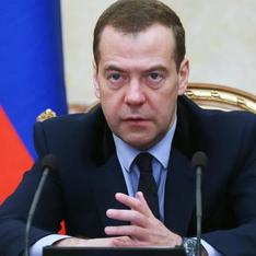 Медведев призвал сократить разницу в зарплате руководства и сотрудников госучреждений