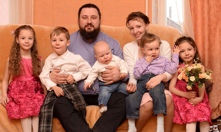 Анна Кузнецова с мужем и детьми. Фото: сайт Православие