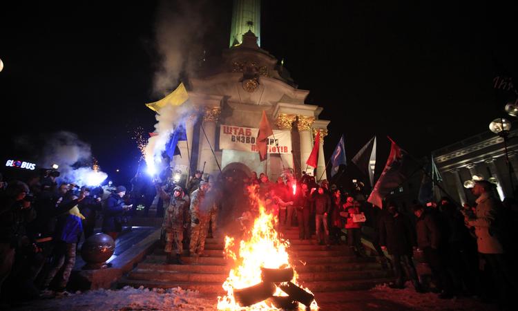 В память о Майдане в Киеве жгли шины