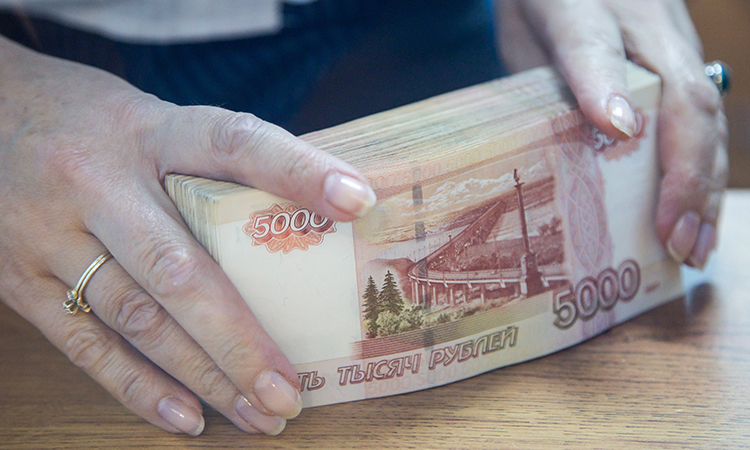 После 2018 года россиянам могут запретить оплачивать наличными дорогие покупки После 2018 года россиянам могут запретить оплачивать наличными дорогие покупки
