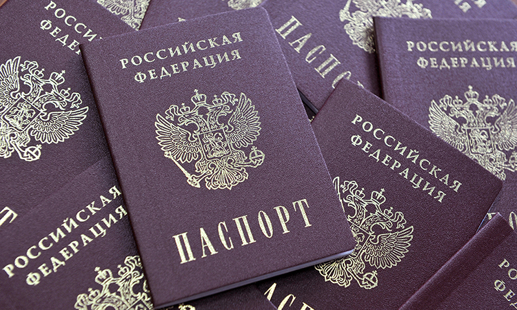 Владимир Путин поручил проработать механизм, упрощающий получение русского паспорта
