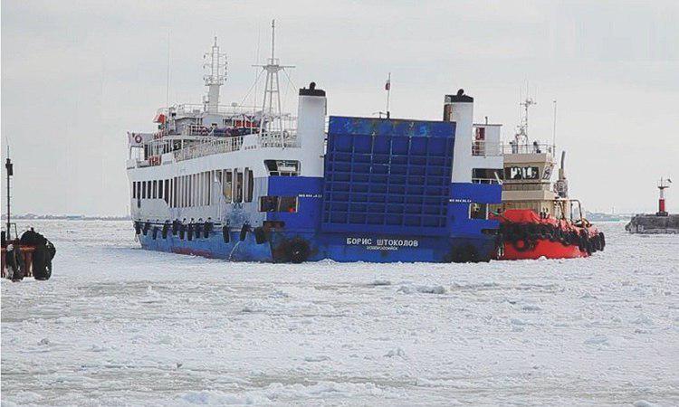 Крымскую переправу сковали льды