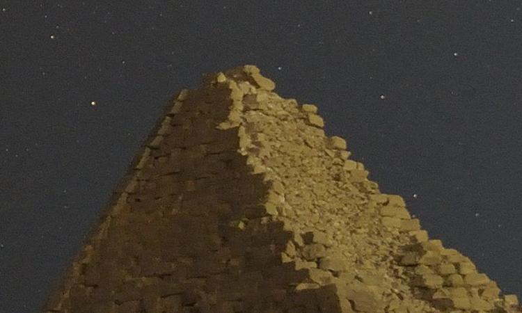 Инопланетяне оставили на Луне пирамиду