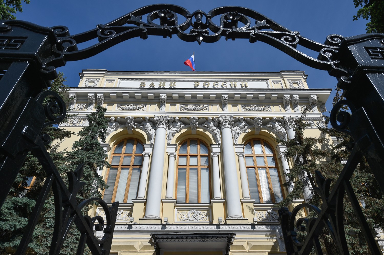 Доллар неожиданно упал