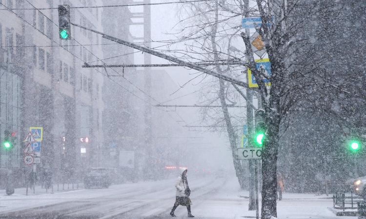 Снегопад на одной из улиц Москвы