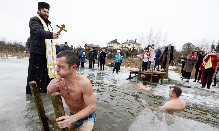 крещение машины прикол. машины возле храма. освящение машины. освящение автомобиля. осветить машину в церкви.