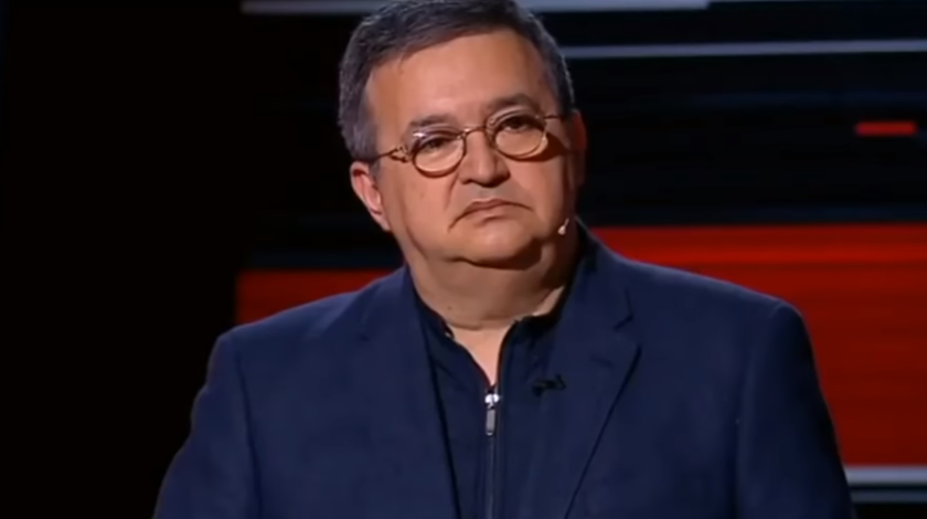 Оскорбившего погибшего летчика эксперта "заклинило"