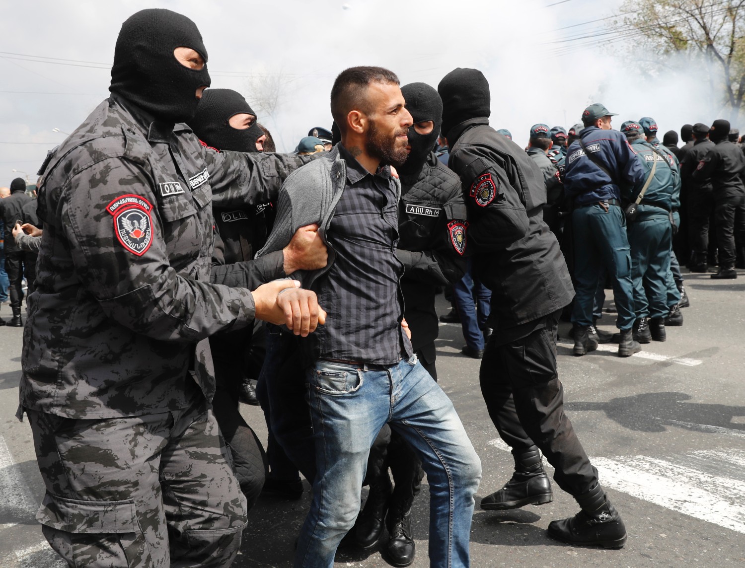 Армения 22. Беспорядки в Армении. Армянская полиция задержала. Протестующий армянин.