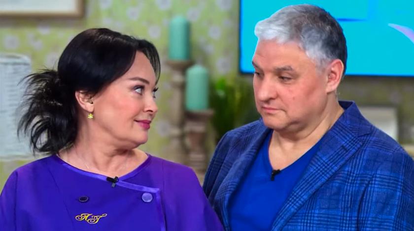 chastnie-obyavleniya-dayut-v-rot-vzrosloy-ledi