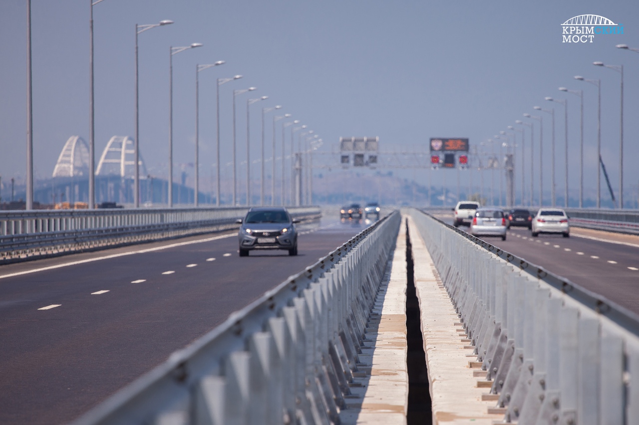 Мост сми. Трасса на Крымский мост. Мост в машине. Машина на Крымском мосту. Автодорожные мосты с машинами.