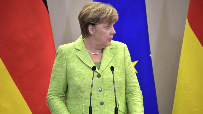Меркель с биноклем насмешила россиян