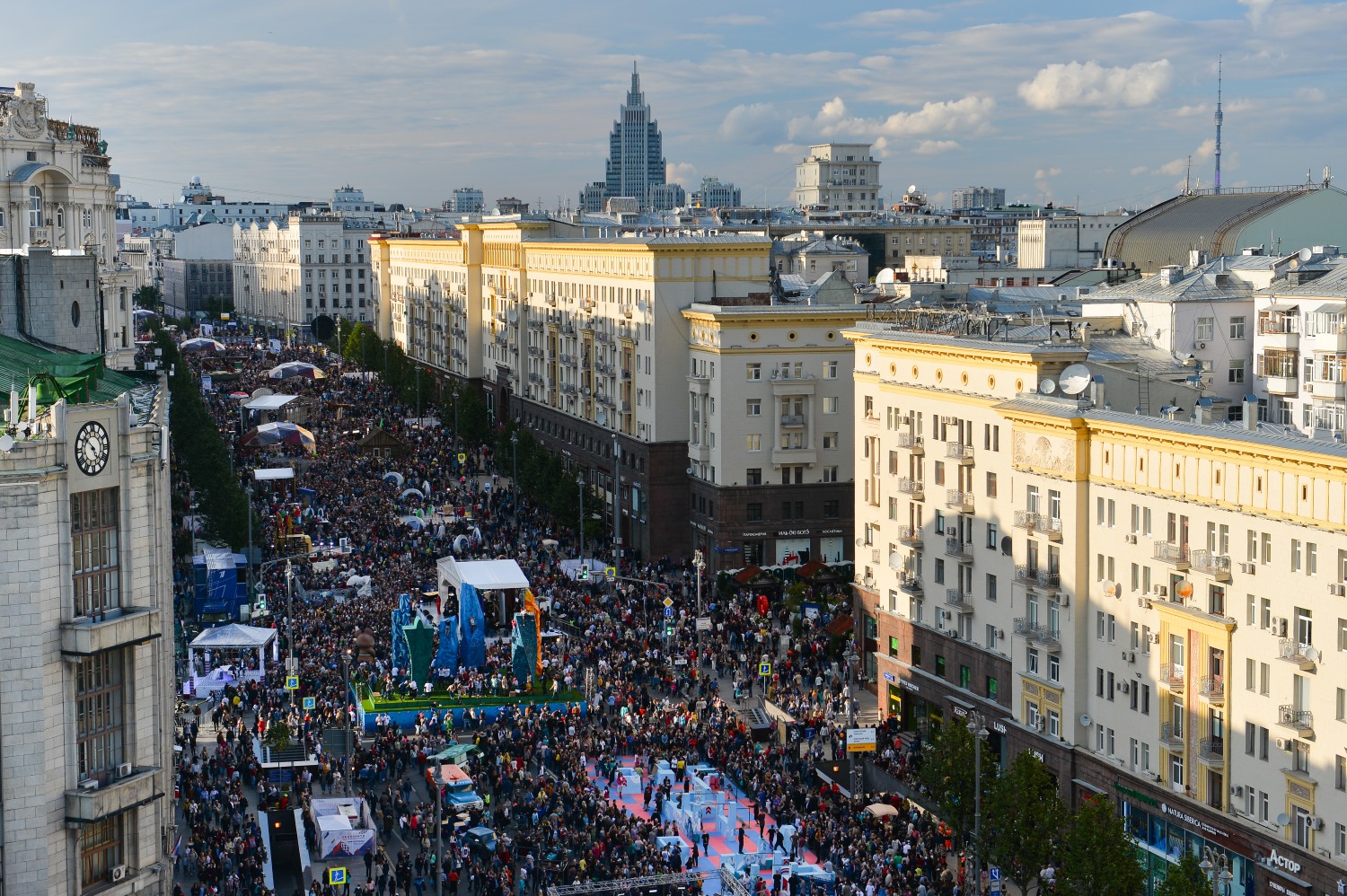 Московский примут. С днем города. 9 Сентября Москва. День города Москва 10-11 сентября. Фото из Москвы 12 миллионов людей.