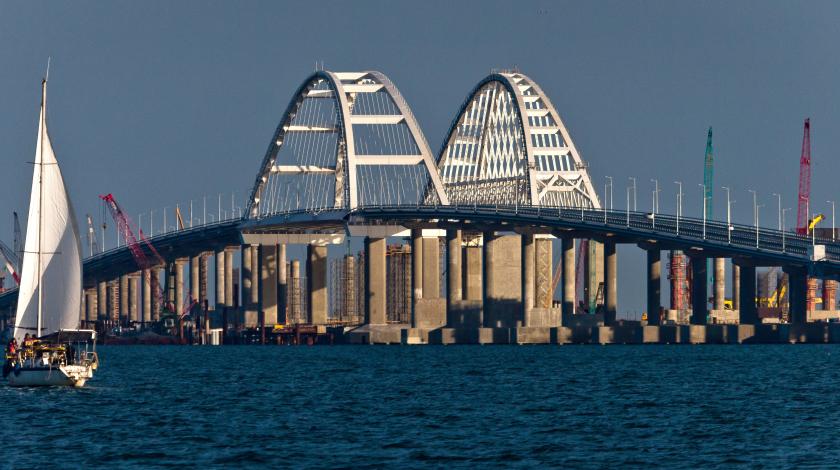 Со всех сторон: ЧП с Крымским мостом во время шторма попало на видео Со всех сторон: ЧП с Крымским мостом во время шторма попало на видео