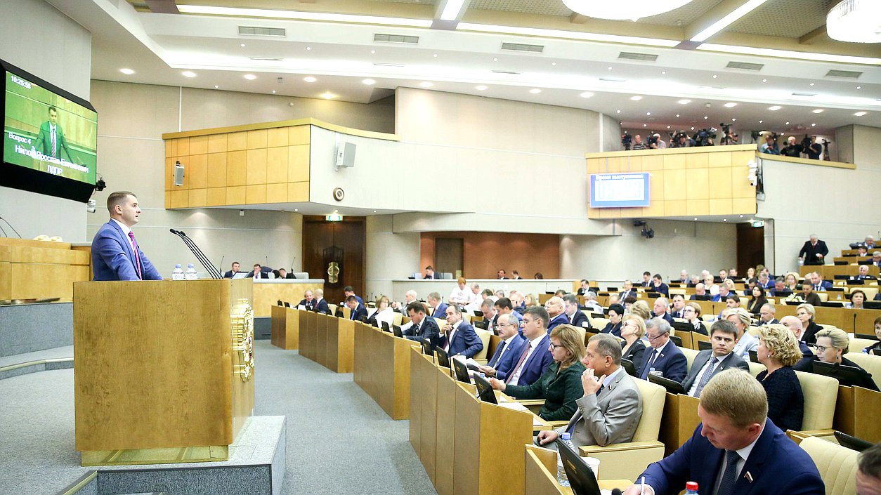 депутаты госдумы в 1998 году. госдума. обсуждение в думе. депутаты пенсионеры. госдума приняла закон о пенсионном.