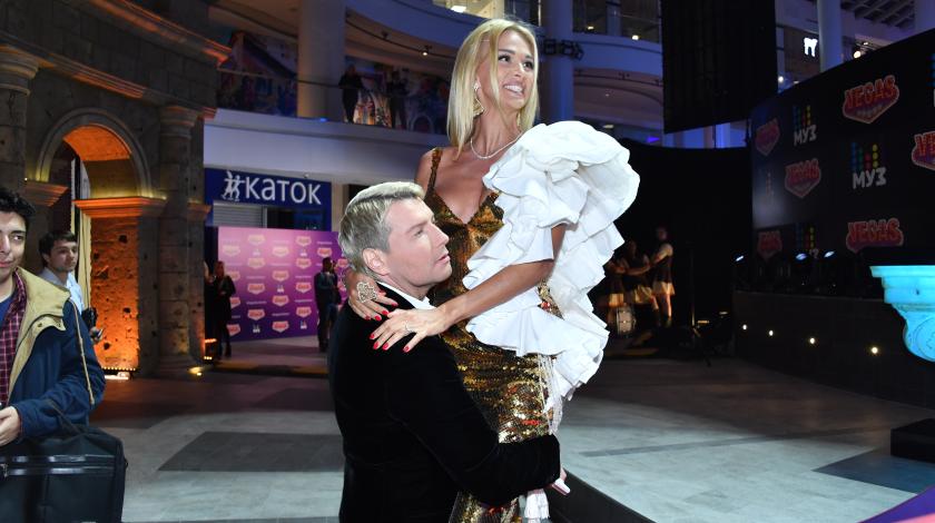 Точно беременная: невесту Баскова выдал животик