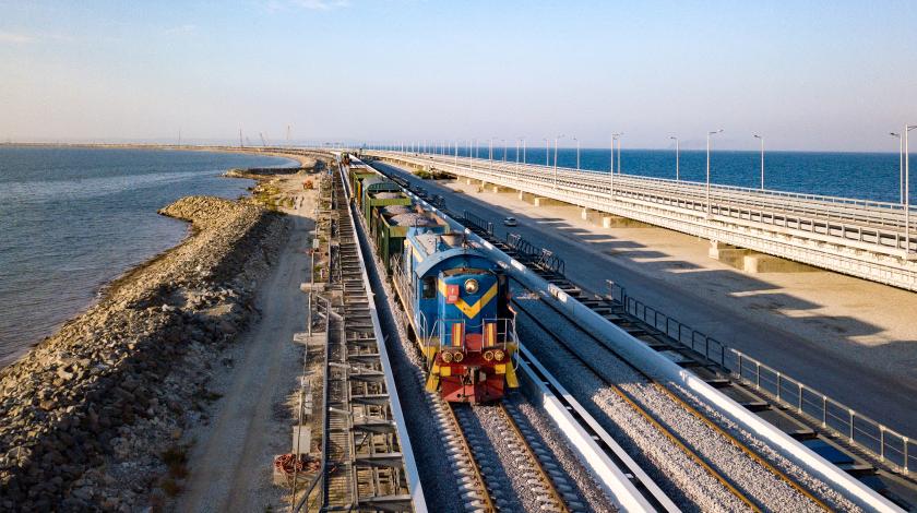 Эксплуатацию железной дороги на Крымском мосту начнут через год