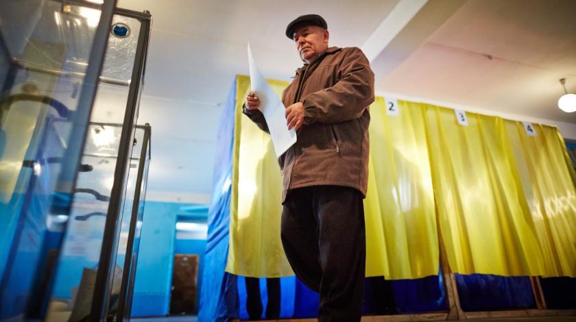 В аккурат под выборы: украинцам раздают деньги 