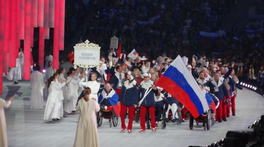 Паралимпийцам вернули флаг России