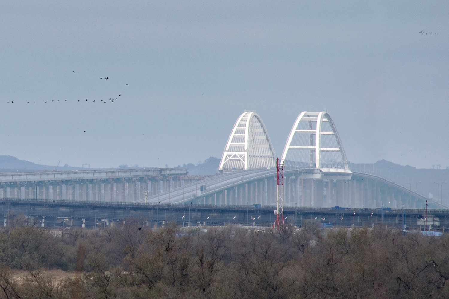 Самолет на мосту