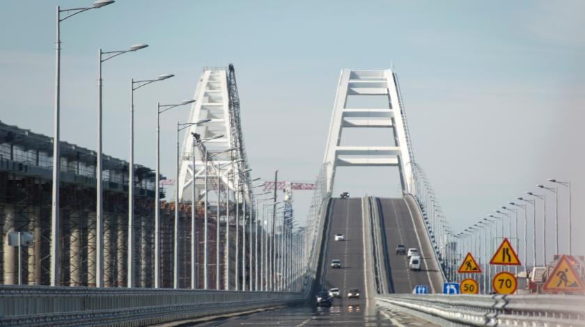 Украинцы перекрыли движение на Крымском мосту Украинцы перекрыли движение на Крымском мосту