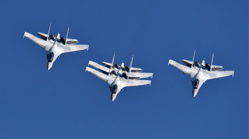 Слишком хорош: американцы сравнили "ночной кошмар" Су-35 и новейший Су-57