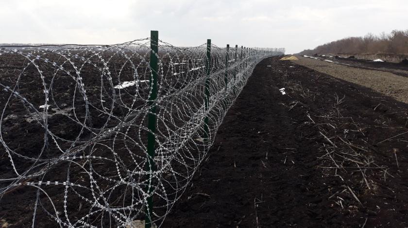 Украина поспешно натягивает проволоку на границе с Россией
