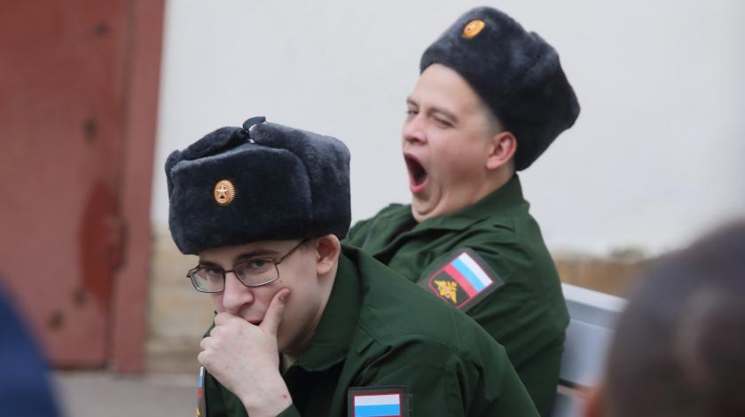 Нужны время и деньги: российская армия избавится от призывников