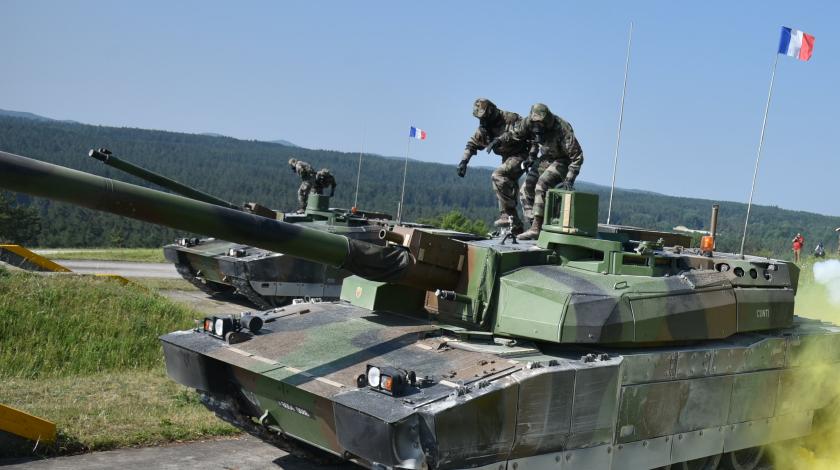 Эстония поможет: Франция развернет танки у границы России  