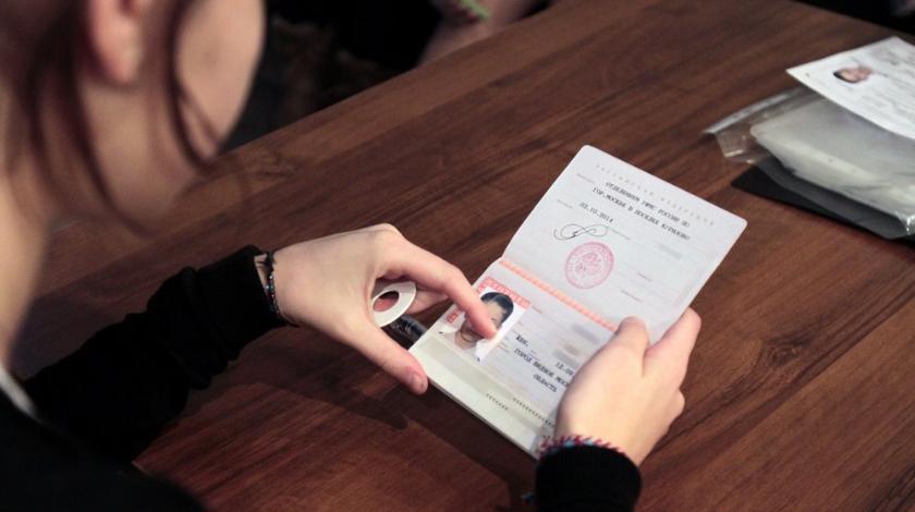 Киеву приготовиться: российские паспорта получат все украинцы