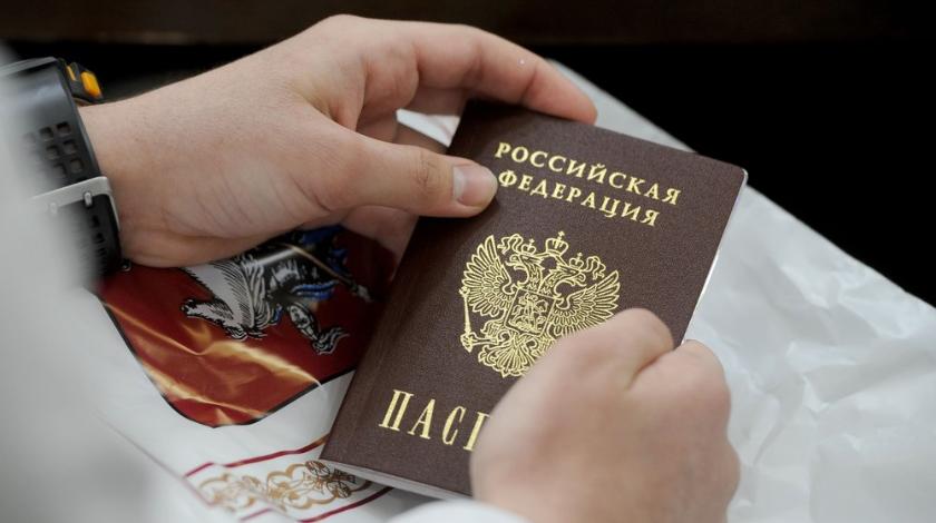 Паспорта РФ для украинцев объявили нелегальными