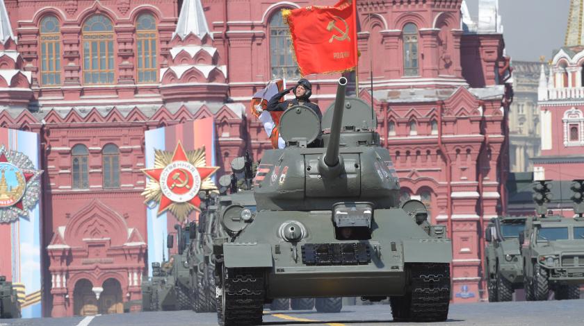 Сверхновые танки и автоматы: на Красной площади проходит парад Победы