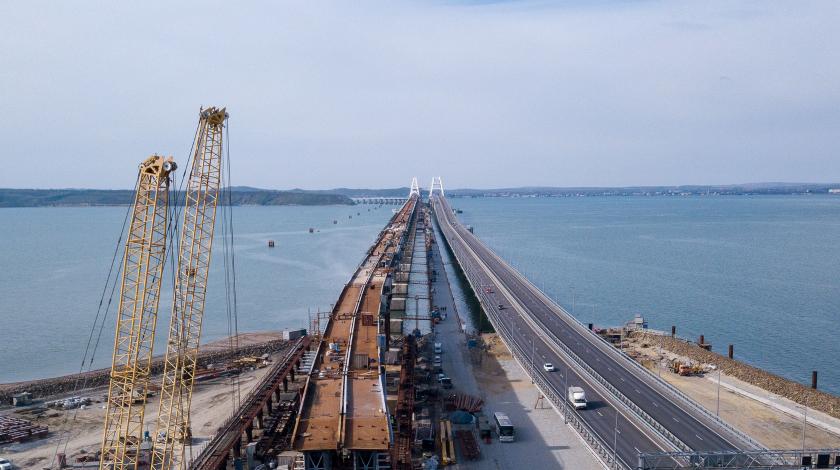Двойной удар по Крымскому мосту сняли на фото Двойной удар по Крымскому мосту сняли на фото
